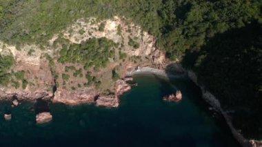 Karadağ 'ın Budva kenti yakınlarındaki Adriyatik kıyı şeridinin hava klibi.