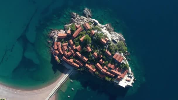 Aerial Video Famous Tourist Location Sveti Stefan Island Picturesque Adriatic Rechtenvrije Stockvideo's