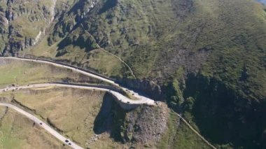 Transilvanya ve Muntenia arasındaki ünlü yılan Transfagarasan dağ yolunun kuzey kısmının inanılmaz klibi, Romanya 'nın virajlarından yavaş yavaş geçen bir çok araç var.