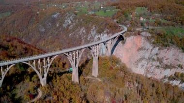 Karadağ 'ın kuzey kesimindeki Tara Nehri Kanyonu üzerindeki muhteşem Curdjevica Köprüsü' nün klibi sonbaharda yayınlandı..