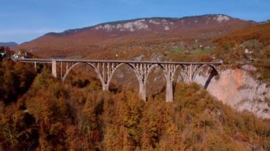 Karadağ 'ın kuzey kesimindeki Tara Nehri Kanyonu üzerindeki muhteşem Curdjevica Köprüsü' nün klibi sonbaharda yayınlandı..