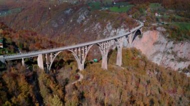 Karadağ 'ın kuzey kesimindeki Tara Nehri Kanyonu üzerindeki muhteşem Curdjevica Köprüsü' nün klibi sonbaharda yayınlandı..
