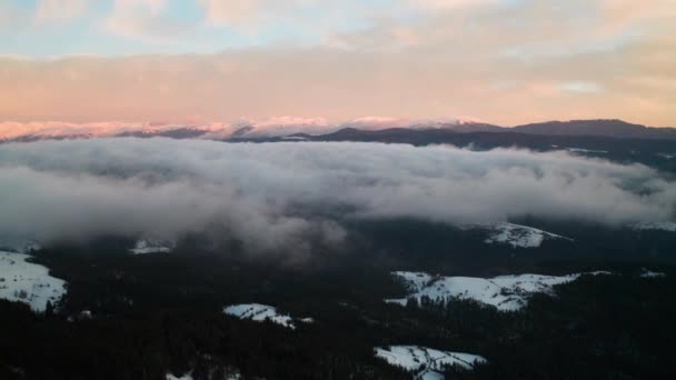 在美丽的低云和薄雾中 无人驾驶飞机在白雪覆盖的山坡上爬行 保加利亚的罗多帕斯山脉在冬日的日出时分 — 图库视频影像