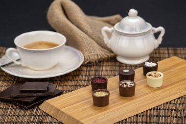 Bir dizi antika porselen kahve fincanı şeker kasesi ve lezzetli çikolata şekerleri. 