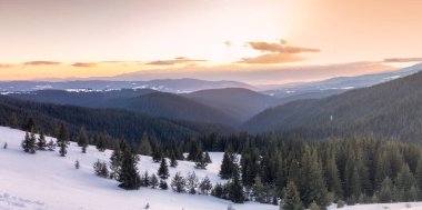 Gün batımında Bulgaristan 'ın Rhodopes kentinin karlı dağ yamaçlarıyla güzel bir manzara.