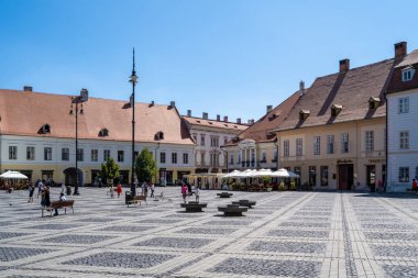 SIBIU, ROMANIA - 19 AĞUSTOS 2022: Romanya 'nın Sibiu kentinde şehir meydanında (Piata Mare) panoramik manzara. Sibiu şehrinin tarihi merkezi. 
