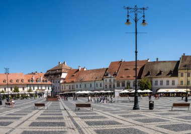 SIBIU, ROMANIA - 19 AĞUSTOS 2022: Romanya 'nın Sibiu kentinde şehir meydanında (Piata Mare) panoramik manzara. Sibiu şehrinin tarihi merkezi. 