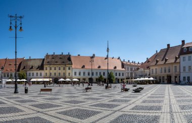 SIBIU, ROMANIA - 19 AĞUSTOS 2022: Romanya 'nın Sibiu kentinde şehir meydanında (Piata Mare) panoramik manzara. Sibiu şehrinin tarihi merkezi. 