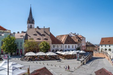 SIBIU, ROMANIA - 19 AĞUSTOS 2022: Romanya 'nın Sibiu kentinin havadan genel görünümü Küçük Meydanı (Piata Mica) olan Konsey Kulesi' nden Aşağı kasabaya giden rampa.