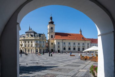 Romanya 'nın Sibiu kentindeki ana kasaba meydanı (Piata Mare) ile güzel bir manzara. Sibiu şehrinin tarihi merkezi. 