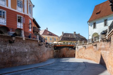 SIBIU, ROMANIA - 19 AĞUSTOS 2022: Sibiu 'nun merkezindeki Yalanlar Köprüsü