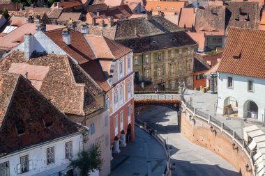 SIBIU, ROMANIA - 19 AĞUSTOS 2022: Sibiu 'nun merkezindeki Yalanlar Köprüsü