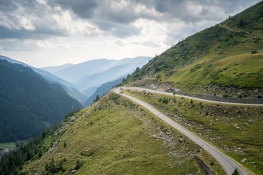Romanya 'nın Transilvanya ve Muntenia arasındaki ünlü Transfagarasan yılanbalığı dağ yolunun güney kısmının inanılmaz manzarası
