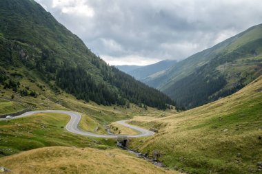 Romanya 'nın Transilvanya ve Muntenia arasındaki ünlü Transfagarasan yılanbalığı dağ yolunun güney kısmının inanılmaz manzarası