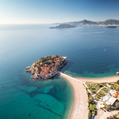 Karadağ 'ın Budva kenti yakınlarındaki ünlü Sveti Stefan adası ve Adriyatik kıyı şeridine ait panoramik hava manzarası