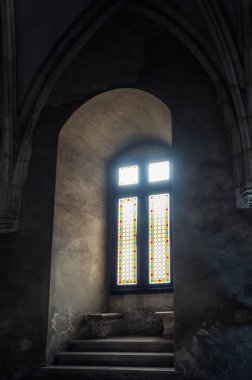 Romanya 'nın Hunedoara kentindeki Corvin Kalesi' nde kemer ve gotik elementlere sahip güzel bir pencere.