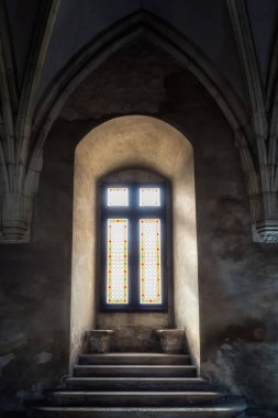 Romanya 'nın Hunedoara kentindeki Corvin Kalesi' nde kemer ve gotik elementlere sahip güzel bir pencere.