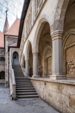 Romanya 'nın Hunedoara kentindeki Corvin Şatosu olarak da bilinen Hunedoara Kalesi' nin iç avlusuna bakın.