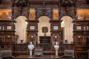 Peles Castle 'ın iç mimarisi - klasik tasarım ve muhteşem ahşap detaylar.
