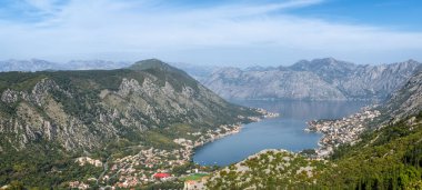 Karadağ 'ın ünlü Kotor Körfezi' nin manzarası, yüksek tepelerden, kayalık yamaçların arasına kuruludur.