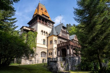 Pelisor Kalesi 'nin güzel yaz manzarası, Romanya' nın Peles Kalesi yakınlarındaki Sinaia 'da Kral I. Charles' ın ünlü yazlık evi.