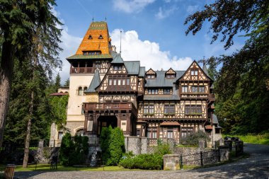 Pelisor Kalesi 'nin güzel yaz manzarası, Romanya' nın Peles Kalesi yakınlarındaki Sinaia 'da Kral I. Charles' ın ünlü yazlık evi.