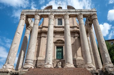 Antoninus ve Faustina Tapınağı 'nın kalıntıları - Roma, İtalya' daki Roma Forumu 'nda (Foro Romano) Kutsal Yol' da (Via Sacra) antik tapınağın içine inşa edilen Miranda kilisesinin ön görüntüsü.