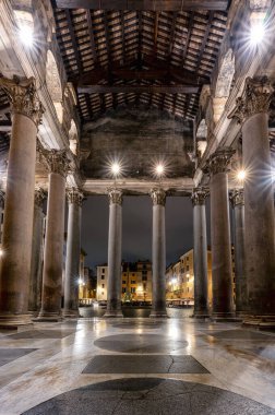 Roma 'daki antik Pantheon sütunları arasındaki boş Rotonda Meydanı (Piazza della Rotonda) manzarası, gündoğumundan önceki karanlık saatlerde, İtalya