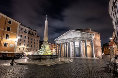 Roma 'daki antik Pantheon sütunları arasındaki boş Rotonda Meydanı (Piazza della Rotonda) manzarası, gündoğumundan önceki karanlık saatlerde, İtalya