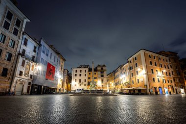 Roma 'daki antik Pantheon sütunları arasındaki boş Rotonda Meydanı (Piazza della Rotonda) manzarası, gündoğumundan önceki karanlık saatlerde, İtalya