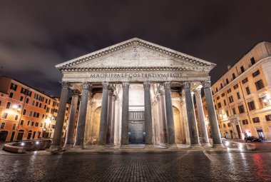 Roma 'daki antik Pantheon sütunları arasındaki boş Rotonda Meydanı (Piazza della Rotonda) manzarası, gündoğumundan önceki karanlık saatlerde, İtalya