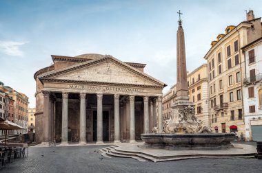 Roma 'daki antik Pantheon sütunları arasındaki boş Rotonda Meydanı (Piazza della Rotonda) manzarası, gündoğumundan önceki karanlık saatlerde, İtalya