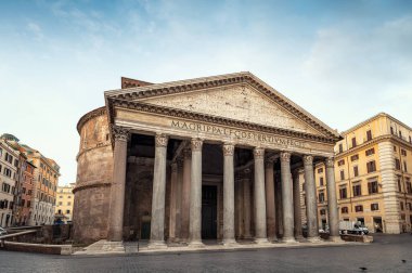 Roma 'daki antik Pantheon sütunları arasındaki boş Rotonda Meydanı (Piazza della Rotonda) manzarası, gündoğumundan önceki karanlık saatlerde, İtalya