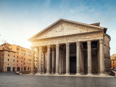 Roma 'daki antik Pantheon sütunları arasındaki boş Rotonda Meydanı (Piazza della Rotonda) manzarası, gündoğumundan önceki karanlık saatlerde, İtalya