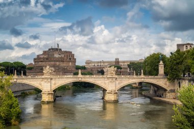 Roma, İtalya 'daki Tiber nehri üzerindeki Ortaçağ Saint Angelo Kalesi ve Vittorio Emanuele II Köprüsü' nün güzel manzarası