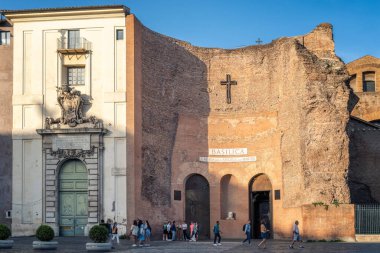 Roma, İtalya - 6 Eylül 2022: Diocletian hamamlarının bulunduğu yer olan Bazilika Aziz Meryem ve Şehitlerin (Santa Maria degli Angeli e dei Martiri) önünde yürüyen insanlar