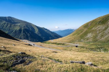 Romanya 'nın Transilvanya ve Muntenia arasındaki ünlü Transfagarasan yılanbalığı dağ yolunun muhteşem panoramik yaz manzarası
