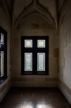 Romanya 'nın Hunedoara kentindeki Corvin Kalesi' nde kemer ve gotik elementlere sahip güzel bir pencere.