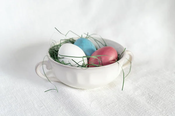 复活节还活着 有一只古董瓷碗和色彩斑斓的彩蛋 背景为白色 — 图库照片