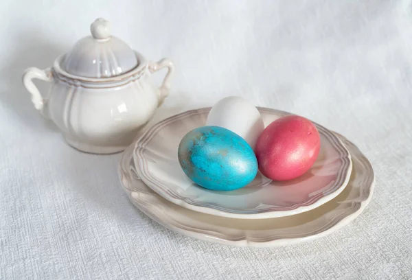 复活节还活着 有一套古董瓷碗和白底彩蛋盘 — 图库照片