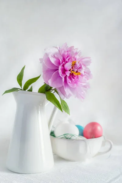 Velikonoční Zátiší Nádhernými Růžovými Pivoňky Váze Starožitnou Porcelánovou Mísou Barevnými — Stock fotografie