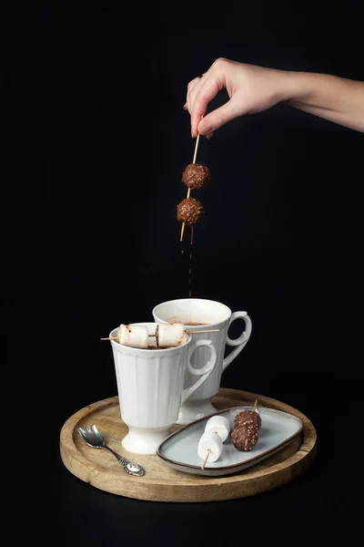 Mano Una Donna Mescola Cioccolata Calda Con Marshmallow Spiedini Cioccolata — Foto Stock