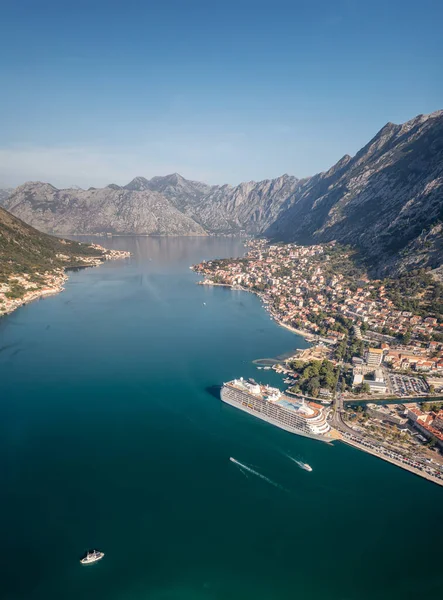 Panoramiczny Widok Lotu Ptaka Zatokę Kotor Czarnogórę Malowniczym Wybrzeżem Czerwone — Zdjęcie stockowe