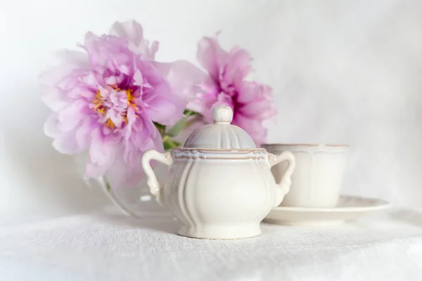 Набор Старинных Фарфоровых Чашки Кофе Сахаром Великолепные Розовые Пионы Вазе — стоковое фото