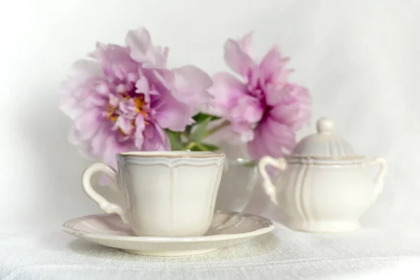 Набор Старинных Фарфоровых Чашки Кофе Сахаром Великолепные Розовые Пионы Вазе — стоковое фото