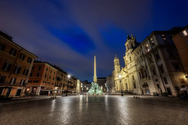 意大利罗马 黎明前 在纳沃纳广场 与埃及方尖碑和圣艾格尼塞教堂一起欣赏风景 — 图库照片
