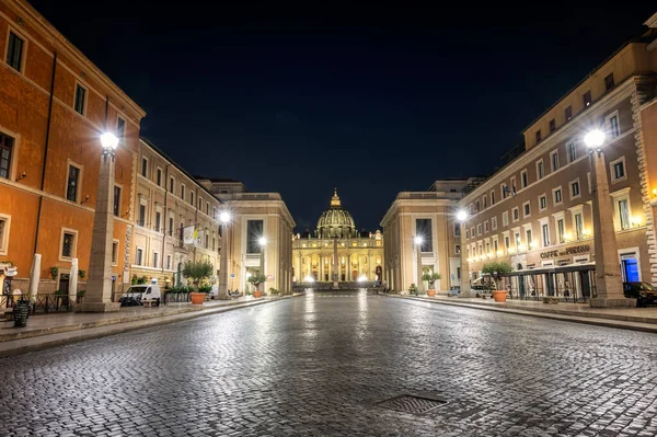 Рим Сентября 2022 Года Сценический Вид Освещенным Фасадом Знаменитой Базилики — стоковое фото