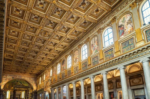 ローマの壮大なサンタ マリア マッジョーレ大聖堂の内部 — ストック写真