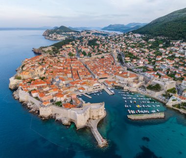 Hırvatistan 'ın ünlü Dubrovnik kentinin muhteşem panoramik manzarası, şehir duvarları, kırmızı çatıları olan evler, turkuaz deniz ile çevrili tarihi binalar