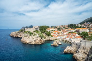 Hırvatistan 'ın ünlü Dubrovnik kentinin muhteşem panoramik manzarası, şehir duvarları, kırmızı çatıları olan evler, turkuaz deniz ile çevrili tarihi binalar